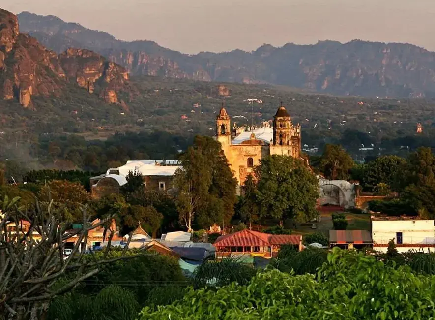 Tepoztlán: Encanto colonial entre montañas.