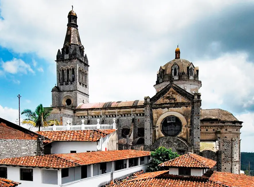 Pueblo mágico entre las nubes y la vegetación exuberante.